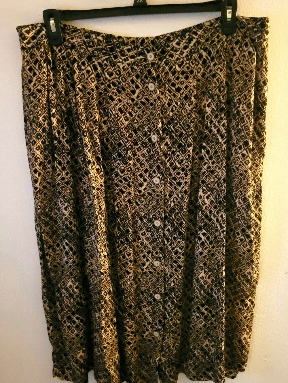 Koret Button-Front Midi Skirt in Black and Tan Geometric Print